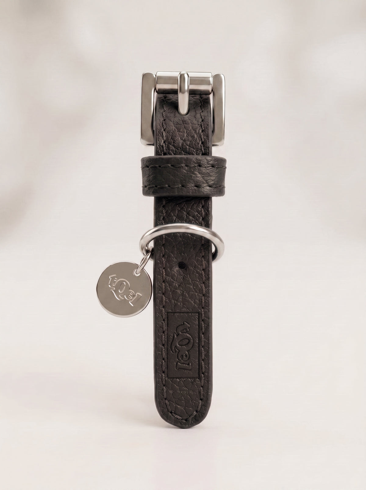 Noir leather collar
